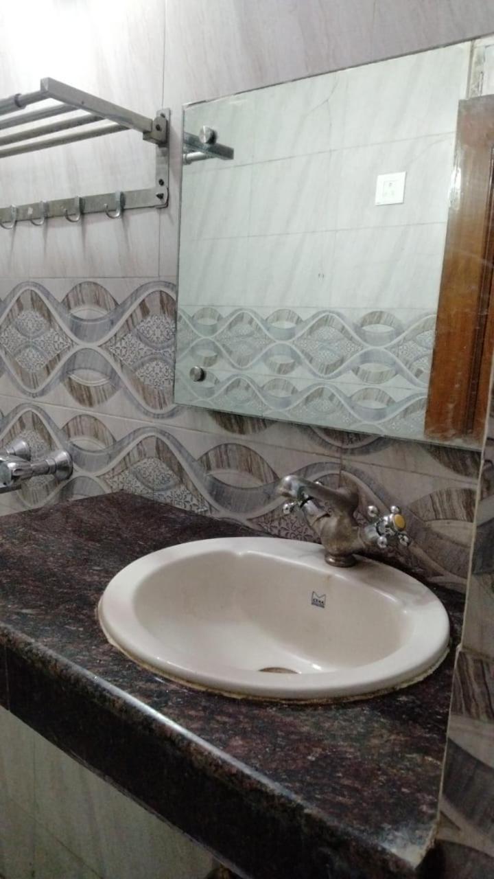 Hotel New Apple Rose Chandigarh Near Railway Station Dariya Uco Bank Ke Pass Bilik gambar